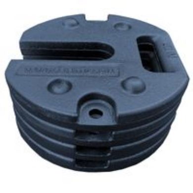 Schwarze Stapelscheiben aus Gusseisen mit Schlitz und Tragegriff, verwendet als Gewichte für Fahnenmast- oder Zeltfüße.