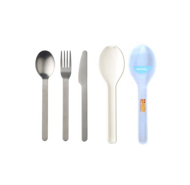 94603_ToGo_Besteck_2 Drei Metallbestecke (Löffel, Gabel, Messer) und zwei Kunststofflöffel, einer davon durchsichtig mit ASB-Logo.