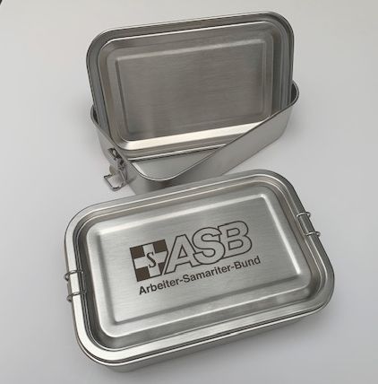 94604-Klickbox Zwei silberne Brotdosen aus Metall mit ASB-Logo, rechteckig mit Deckel und seitlichem Verschlussbügel.