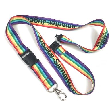 Regenbogenfarbenes ASB-Lanyard mit schwarzem Clipverschluss, Metallhaken und „Arbeiter-Samariter-Bund“-Aufschrift.